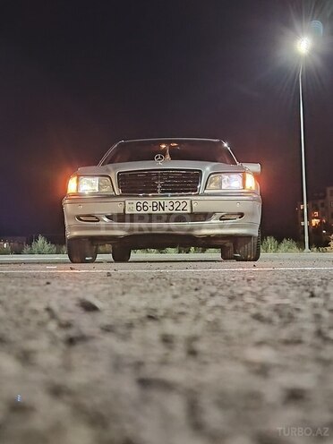 Mercedes E 200-1