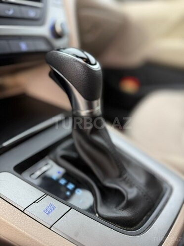 Hyundai Elantra-12