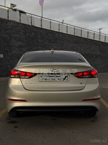 Hyundai Elantra-9