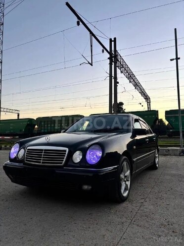 Mercedes E 240-1