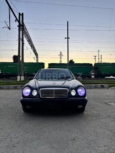 Mercedes E 240-4
