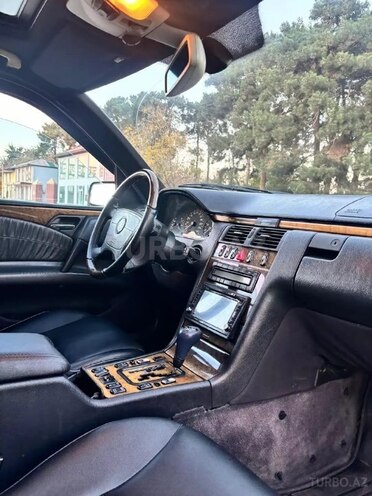 Mercedes E 240-6