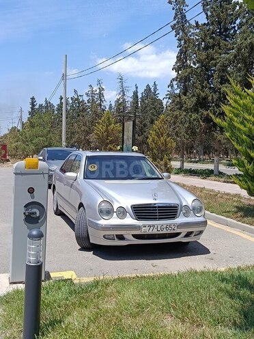 Mercedes E 240-1