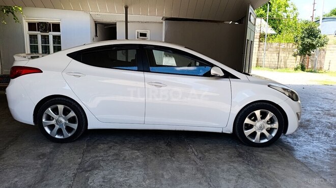 Hyundai Elantra-4