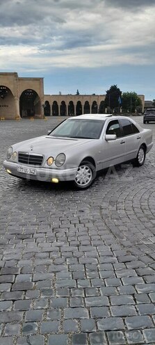 Mercedes E 230-1
