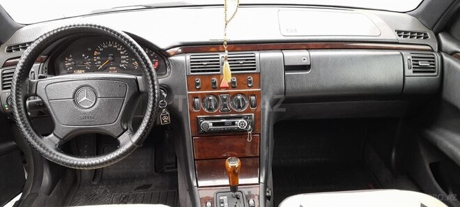 Mercedes E 230-11