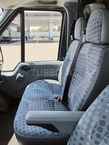 Ford Transit-9