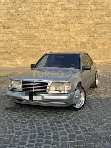 Mercedes 220 E-1