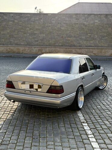 Mercedes 220 E-2