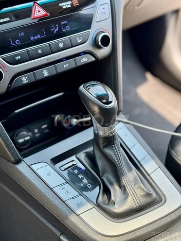 Hyundai Elantra-14