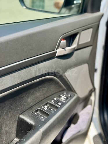 Hyundai Elantra-15