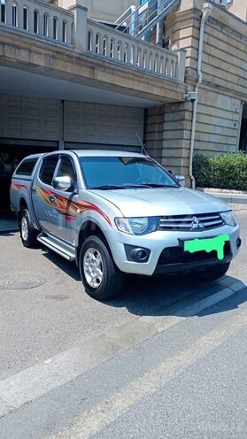 Mitsubishi L200-1