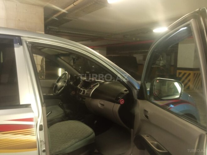 Mitsubishi L200-8