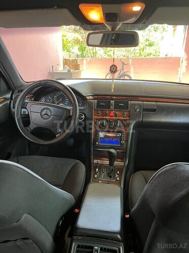 Mercedes E 200-5