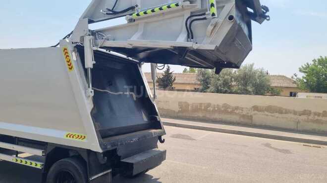 Isuzu NPR 75 L-8