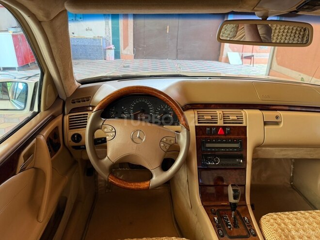 Mercedes E 240-16