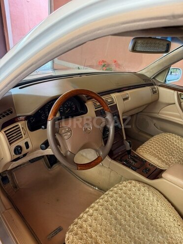 Mercedes E 240-17