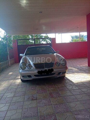Mercedes E 240-1