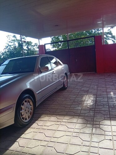 Mercedes E 240-5