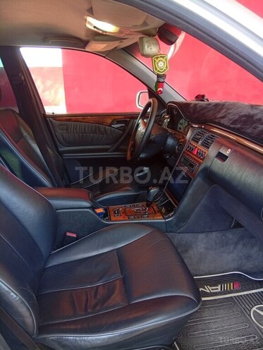 Mercedes E 240-17