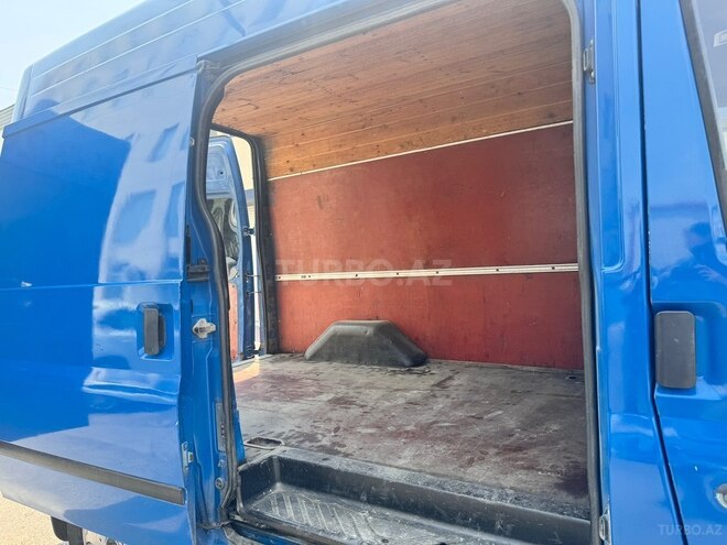 Ford Transit-10