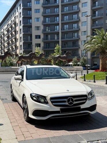 Mercedes E 220 d-3