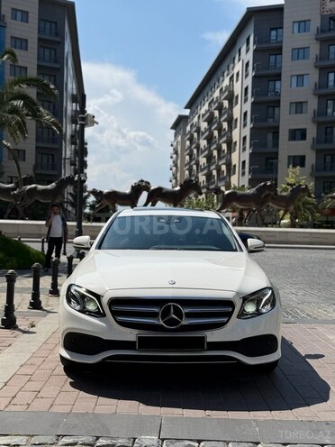 Mercedes E 220 d-1
