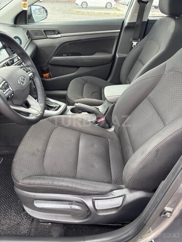 Hyundai Elantra-16