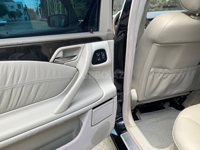 Mercedes E 240-13