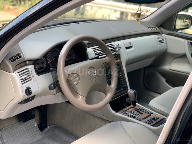 Mercedes E 240-11