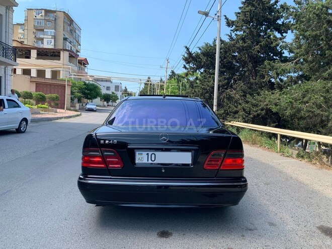 Mercedes E 240-4