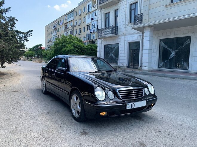 Mercedes E 240-1