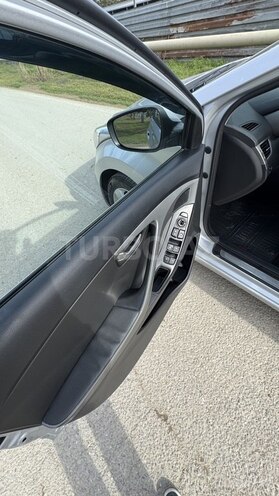 Hyundai Elantra-8