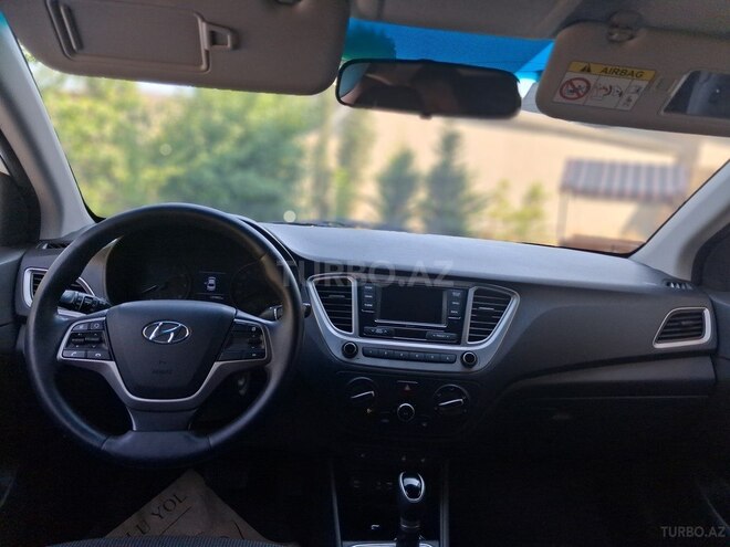 Hyundai Accent-11