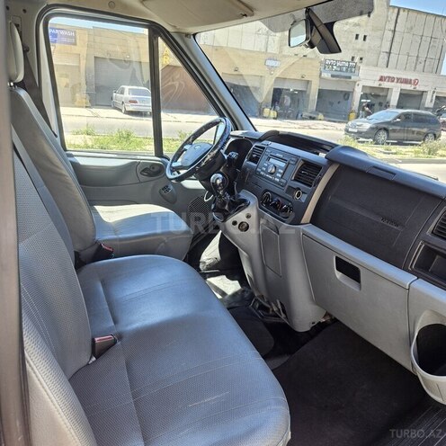 Ford Transit-5
