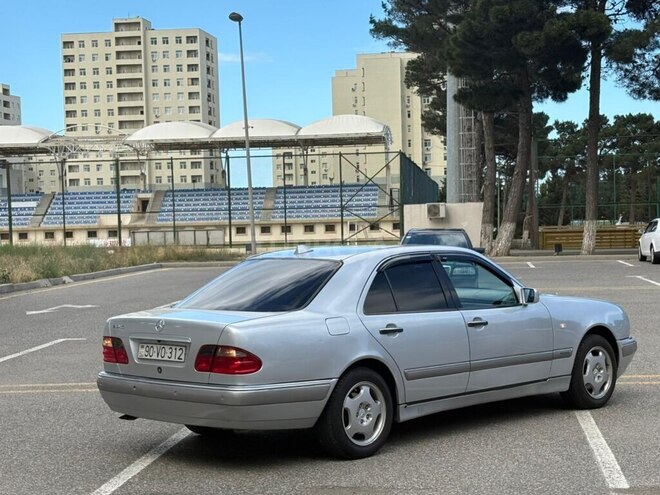 Mercedes E 240-5