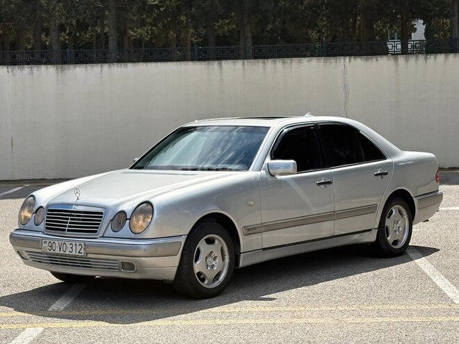 Mercedes E 240-4