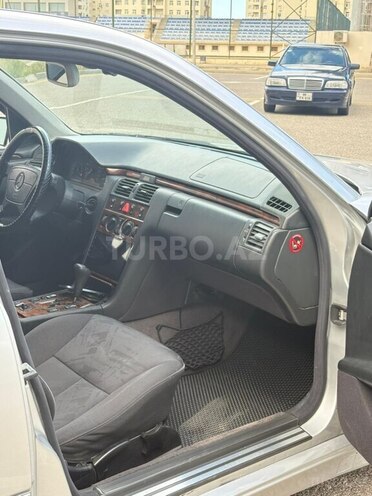 Mercedes E 240-8