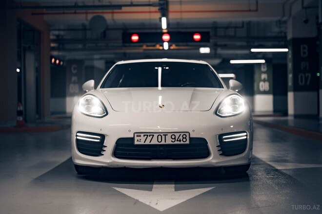 Porsche Panamera GTS-6