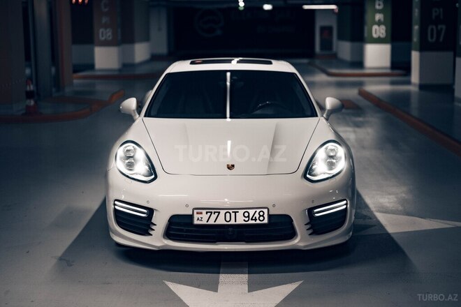 Porsche Panamera GTS-1
