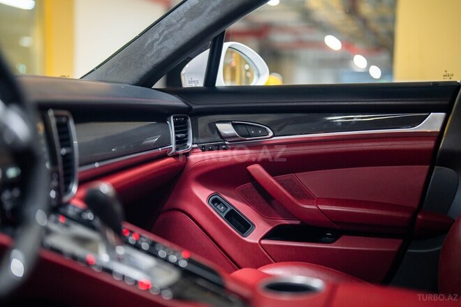 Porsche Panamera GTS-12