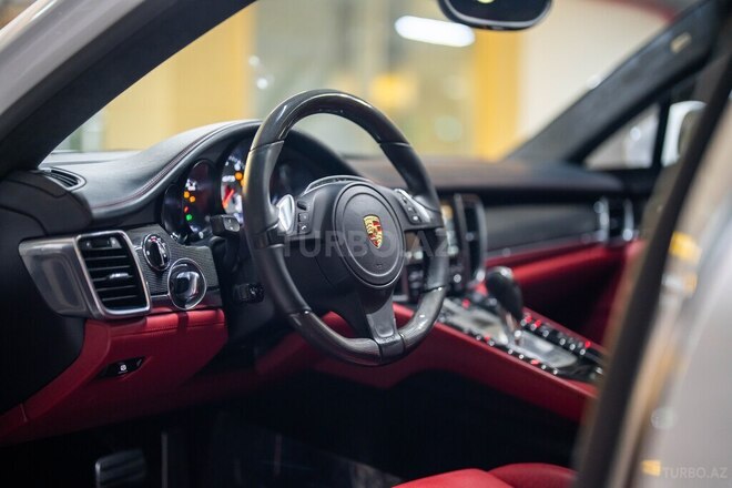 Porsche Panamera GTS-9