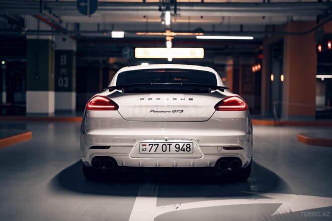 Porsche Panamera GTS-7