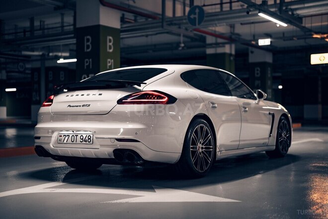 Porsche Panamera GTS-8