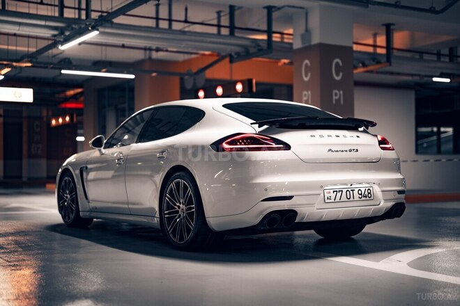 Porsche Panamera GTS-5