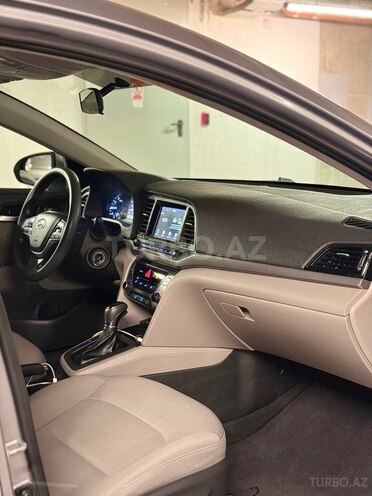 Hyundai Elantra-11