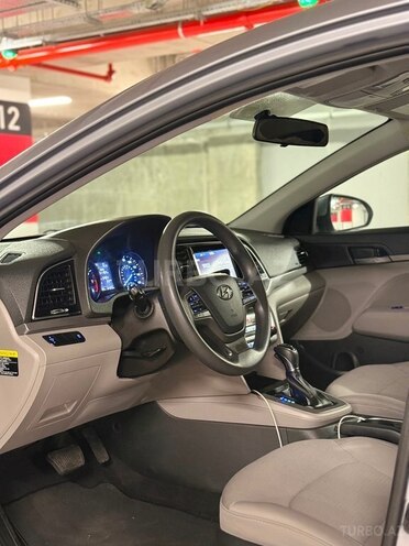 Hyundai Elantra-8