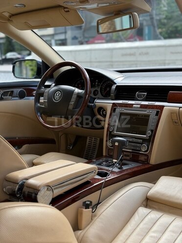 Volkswagen Phaeton-12