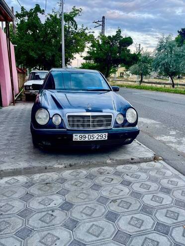 Mercedes E 240-1