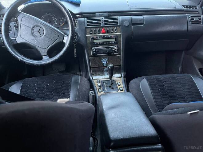 Mercedes E 240-2
